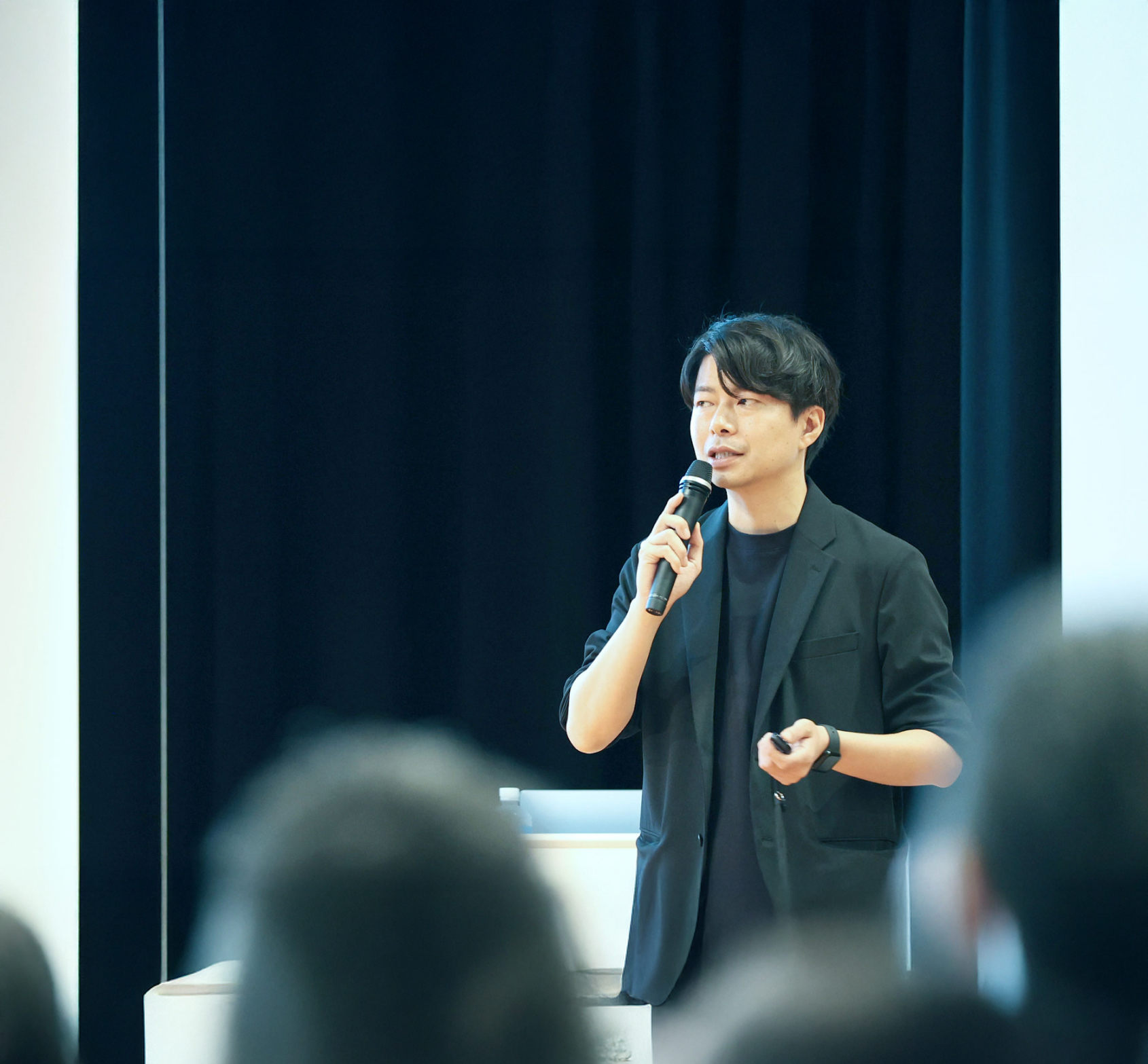 講演を行う代表・西原の様子